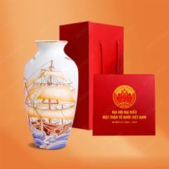Lọ hoa Thuận buồm xuôi gió chỉ vàng quà tặng Đại hội Mặt Trận Tổ Quốc