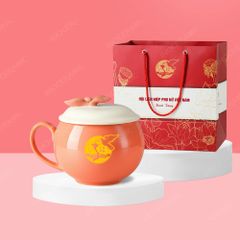 Quà tặng phụ nữ - Ly sứ quả lựu quai tim nắp nơ in logo