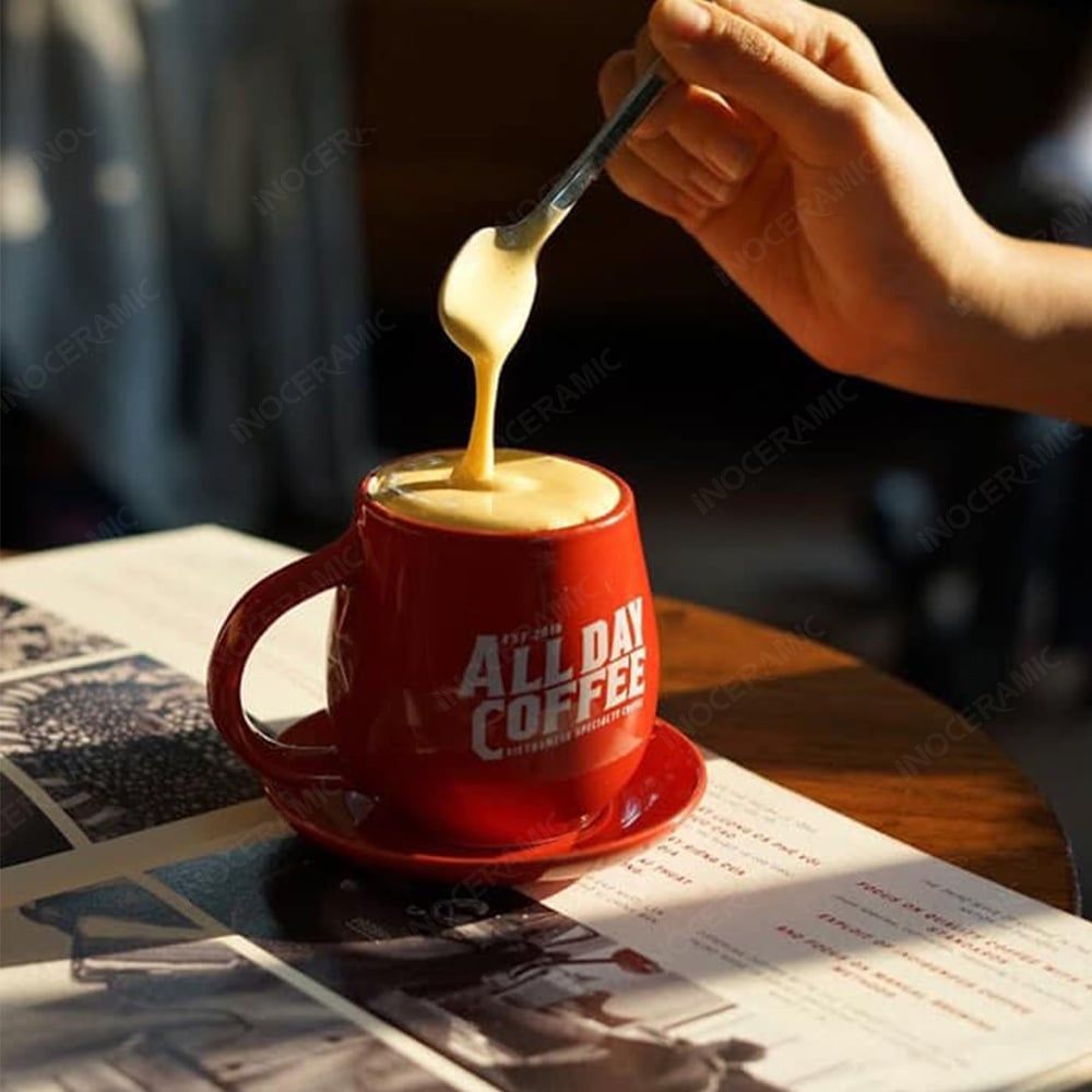 Cốc cà phê trứng quai tim hiện đại men màu in logo