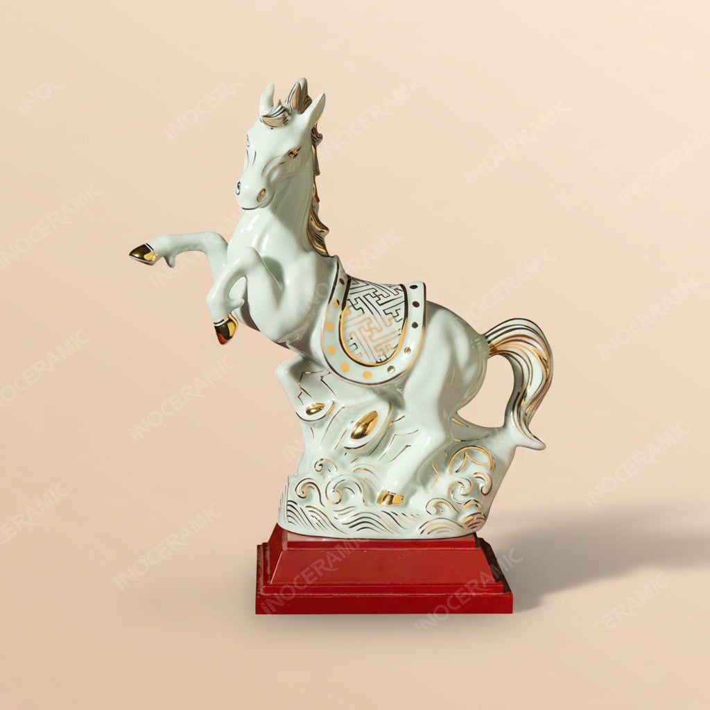 Tượng ngựa Chiến Mã Khải Hoàn vẽ vàng – Quà tặng phong thuỷ cao cấp