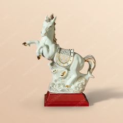 Tượng ngựa Chiến Mã Khải Hoàn vẽ vàng – Quà tặng phong thuỷ cao cấp