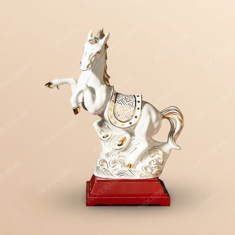 Tượng ngựa Chiến Mã Khải Hoàn vẽ vàng – Quà tặng phong thuỷ cao cấp