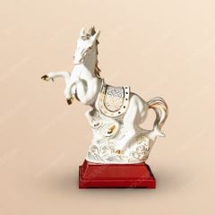 Tượng ngựa Chiến Mã Khải Hoàn vẽ vàng – Quà tặng phong thuỷ cao cấp