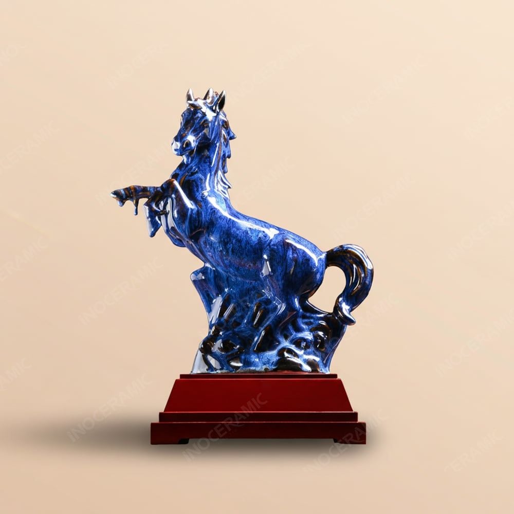 Tượng linh vật ngựa gốm sứ Bát Tràng trưng bày phòng làm việc