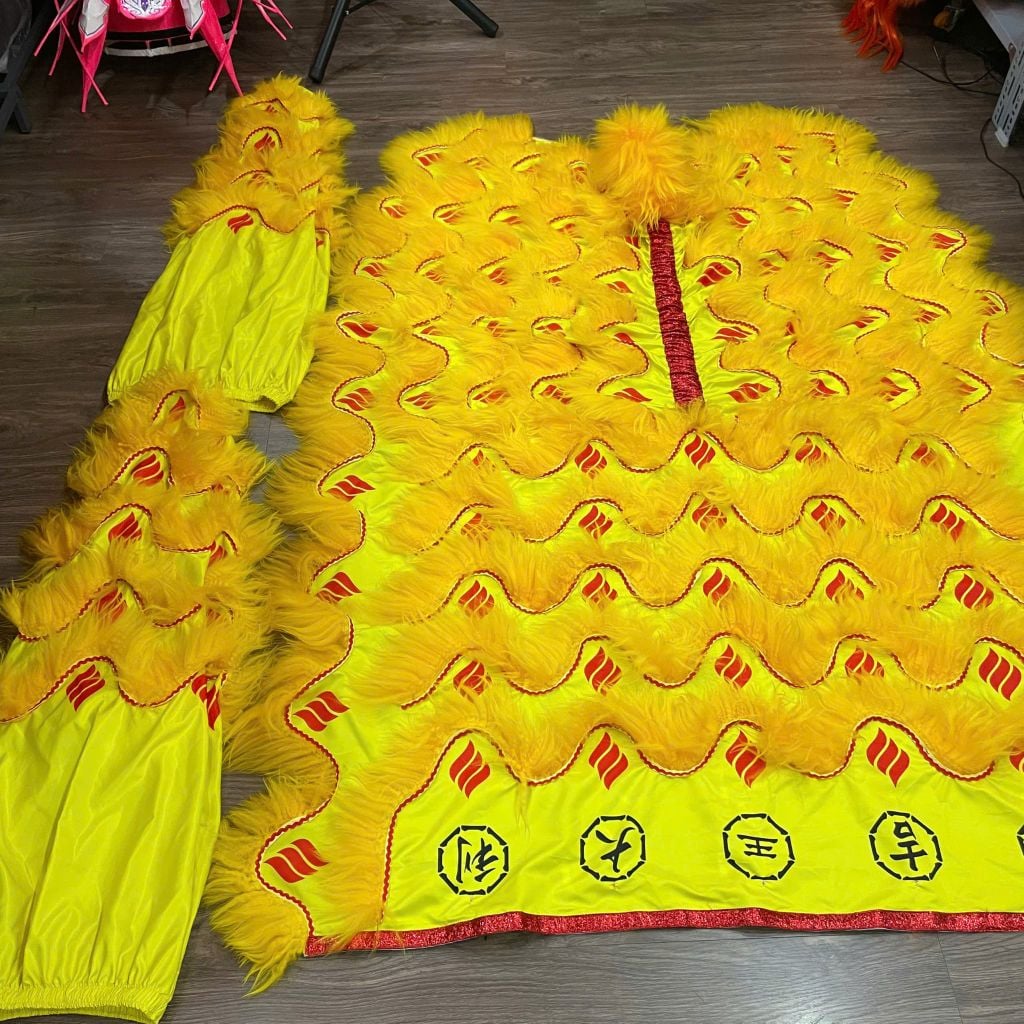 Đuôi quần lân (VẢY LIỀN) Lông Vàng - Nền Vàng - 3 sọc Đỏ