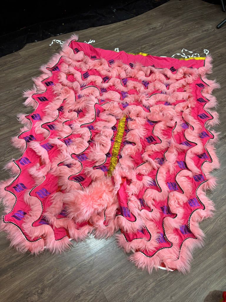 Đuôi quần lân Lông Hồng Phấn - Nền Vàng - 3 sọc KT Tím