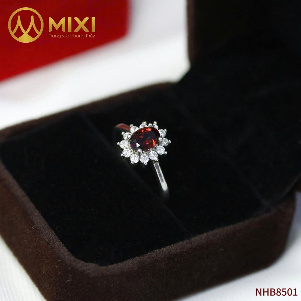 Nhẫn Bạc Mặt Đá Granat Hình Oval Sủi Đá