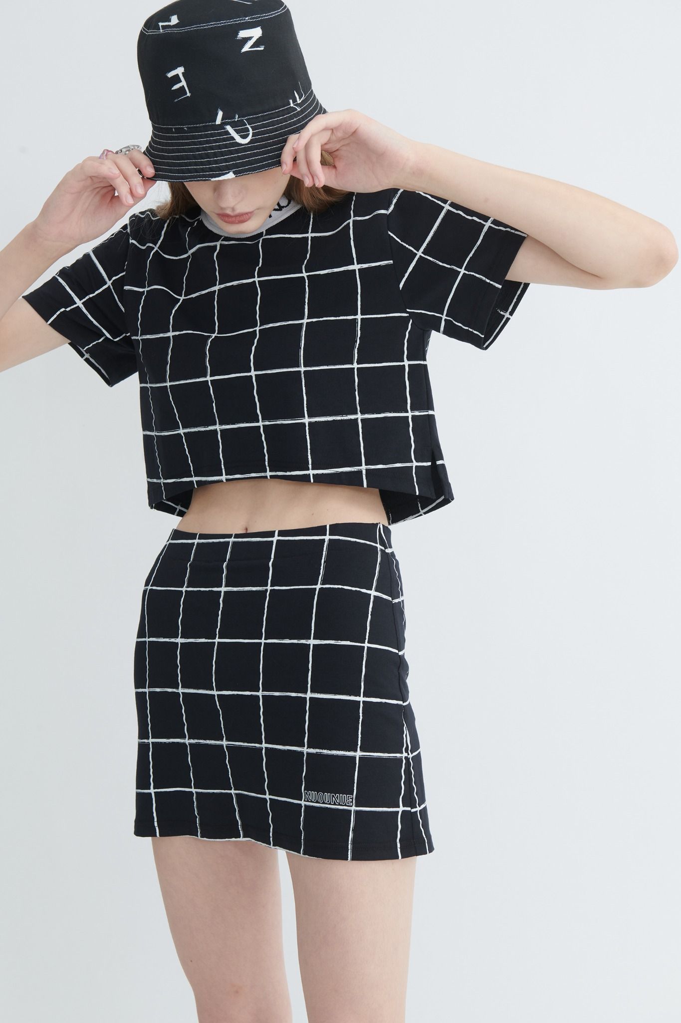 Chân váy thun đen sọc trắng