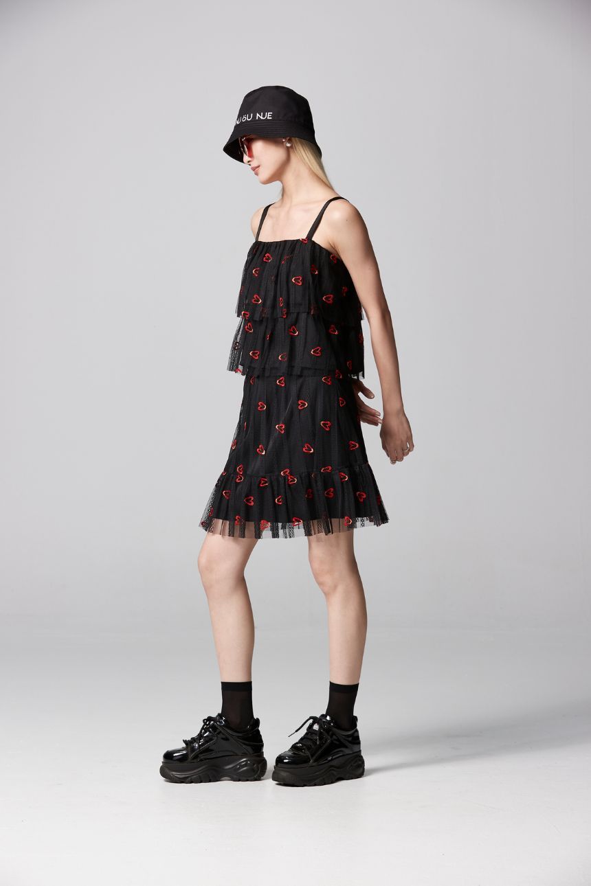 Chân Váy Ren Đen Họa Tiết Trái Tim Đỏ