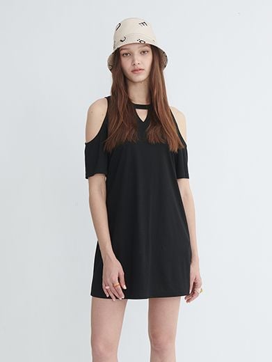 Đầm dài khoét vai in chữ