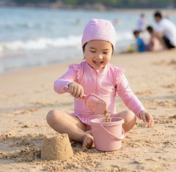 G15 - Bộ Đồ Bơi Bé Gái Dài Tay Họa Tiết Tim Hồng (Kèm Mũ)