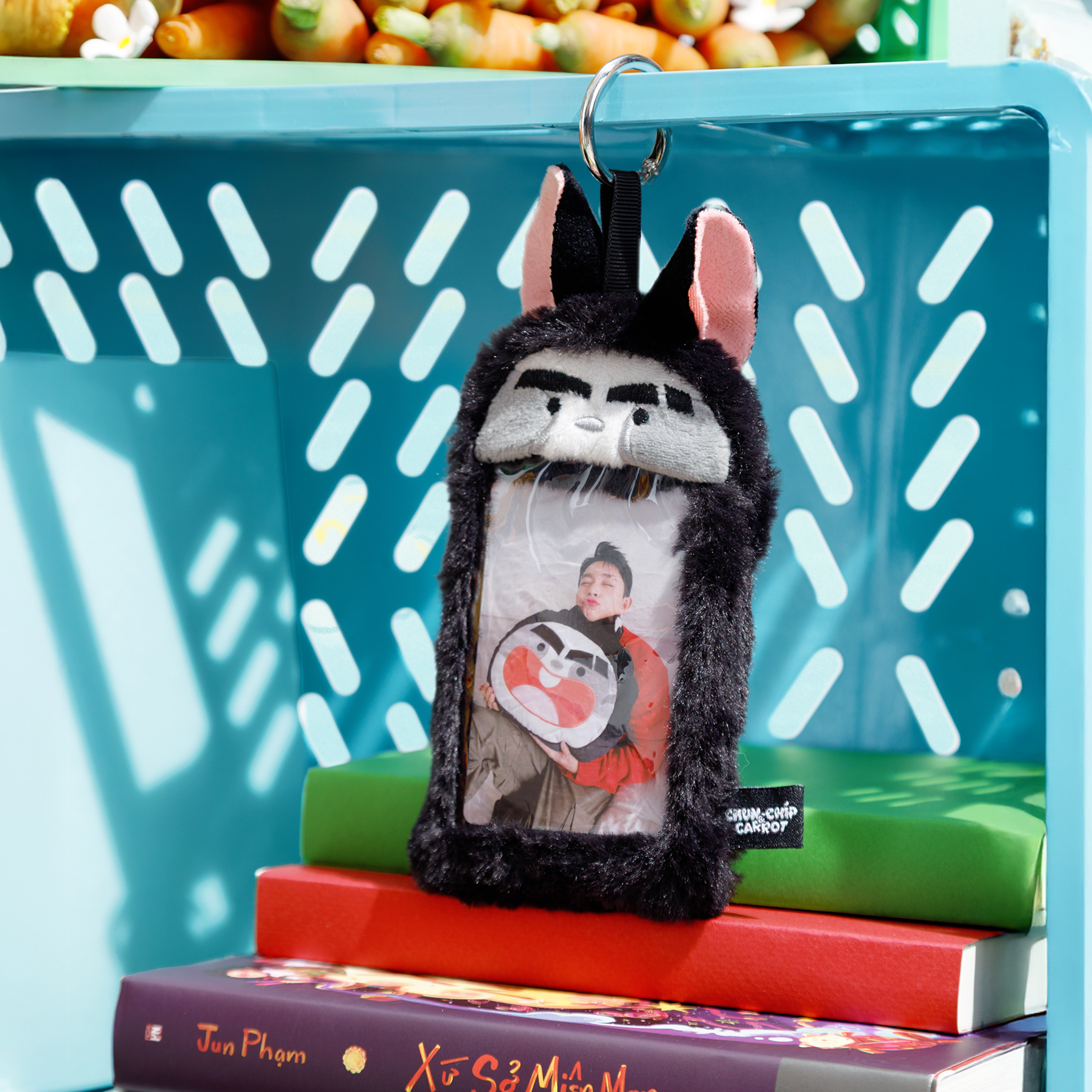  5. CHUN-CHÍP PHOTOCARD HOLDER (MÓC KHOÁ PHOTOCARD CHUN-CHÍP) 