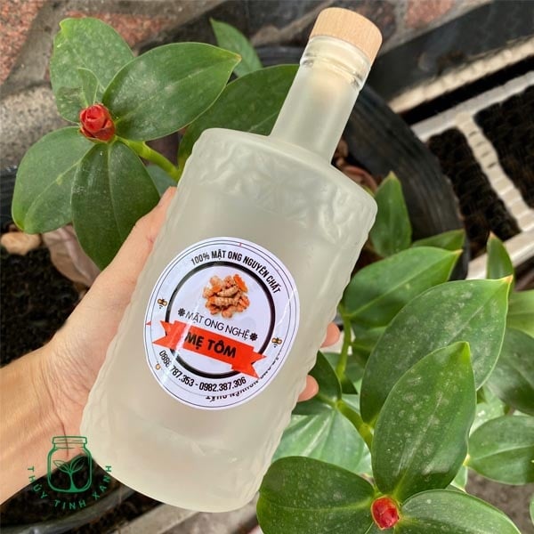 Chai rượu hoa văn nắp gỗ mờ