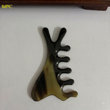  Lược Sừng Trâu Đa Năng 4in1 Răng Thưa Bo Tròn Kích Thước 11x6,5cm – Lược sử dụng để cạo gió, bấm huyệt vùng mặt, mũi, cổ vai gáy nhằm tăng cường tuần hoàn máu và giảm căng thẳng. 