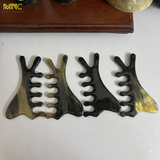  Lược Sừng Trâu Đa Năng 4in1 Răng Thưa Bo Tròn Kích Thước 11x6,5cm – Lược sử dụng để cạo gió, bấm huyệt vùng mặt, mũi, cổ vai gáy nhằm tăng cường tuần hoàn máu và giảm căng thẳng. 