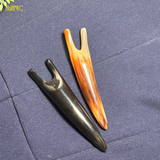  Dụng cụ massage mũi sừng trâu Mnistore kích thước 10-12cm màu sắc đen và trắng, giúp kích thích tuần hoàn máu, hỗ trợ định hình dáng mũi thon gọn, sống mũi cao tự nhiên, đồng thời làm giãn cơ mặt 