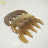  Lược sừng trâu răng thưa kích thước 9-10cmx5,5cm dày 6mm-11mm, Răng lược được bo tròn giúp massage da đầu, kích thích tuần hoàn máu, hỗ trợ giảm đau đầu và thư giãn. 
