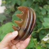 Lược sừng trâu răng thưa kích thước 9-10cmx5,5cm dày 6mm-11mm, Răng lược được bo tròn giúp massage da đầu, kích thích tuần hoàn máu, hỗ trợ giảm đau đầu và thư giãn. 