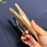  Dụng cụ massage mũi sừng trâu Mnistore kích thước 10-12cm màu sắc đen và trắng, giúp kích thích tuần hoàn máu, hỗ trợ định hình dáng mũi thon gọn, sống mũi cao tự nhiên, đồng thời làm giãn cơ mặt 