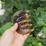  Lược sừng trâu răng thưa kích thước 9-10cmx5,5cm dày 6mm-11mm, Răng lược được bo tròn giúp massage da đầu, kích thích tuần hoàn máu, hỗ trợ giảm đau đầu và thư giãn. 