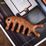  Lược gỗ massage đàn hương Mnistore dáng cá heo, hai phong cách có lỗ và không lỗ, Dùng để massage da đầu, giúp lưu thông khí huyết, giảm căng thẳng, đau đầu và mệt mỏi 