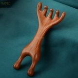  Lược gỗ đàn hương Massage Kinh Tuyến toàn thân bằng gỗ đàn hương hình gạc hươu, Giúp kích thích tuần hoàn máu và đả thông kinh lạc da đầu, hỗ trợ giảm đau đầu và căng thẳng. 