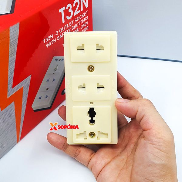 Ổ Cắm Điện 3 Lỗ Gắn Táp Lô SOPOKA T32N Có Nắp Che An Toàn 2200W