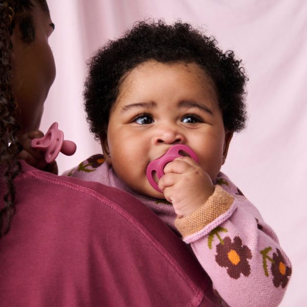 Ty Ngậm Silicon Siêu Nhẹ Cho Bé Tommee Tippee Ultra Light Stay Put 6-18 Tháng