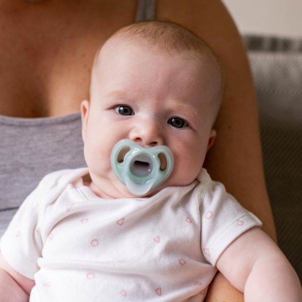 Ty Ngậm Silicon Siêu Nhẹ Cho Bé Tommee Tippee Ultra Light 6-18 Tháng