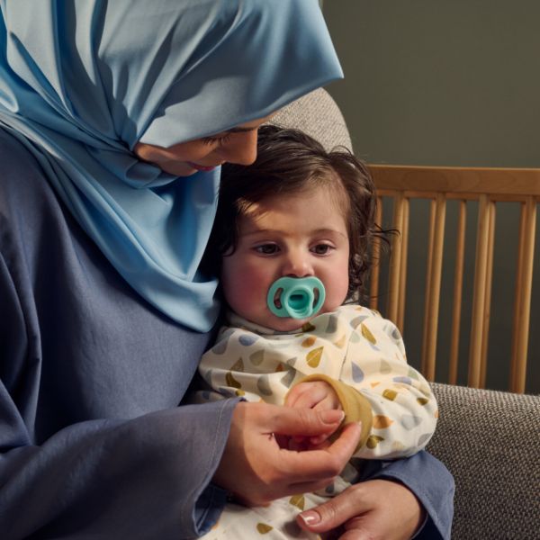 Ty Ngậm Silicon Siêu Nhẹ Cho Bé Tommee Tippee Ultra Light Stay Put 6-18 Tháng