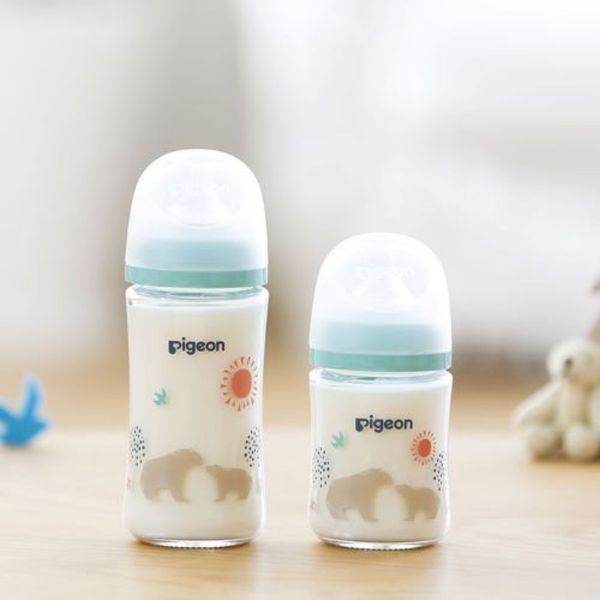Bình Sữa Pigeon Thủy Tinh Borosilicate Thế Hệ III 240ml (Kèm Núm M) - Họa Tiết Gấu