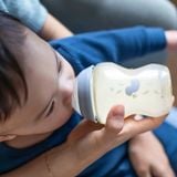 Bình Sữa Tommee Tippee PPSU Natural Star Cổ Rộng 260ml Xanh