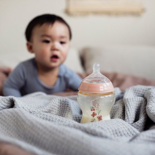 Bình Sữa Tommee Tippee PPSU Natural Star Cổ Rộng 260ml Hồng