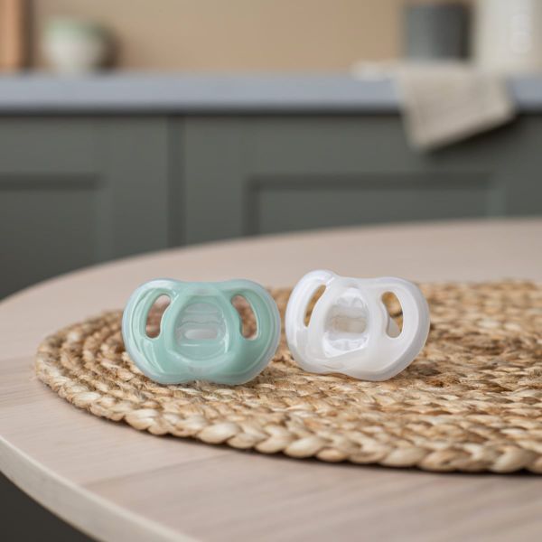 Ty Ngậm Silicon Siêu Nhẹ Cho Bé Tommee Tippee Ultra Light 0-6 Tháng