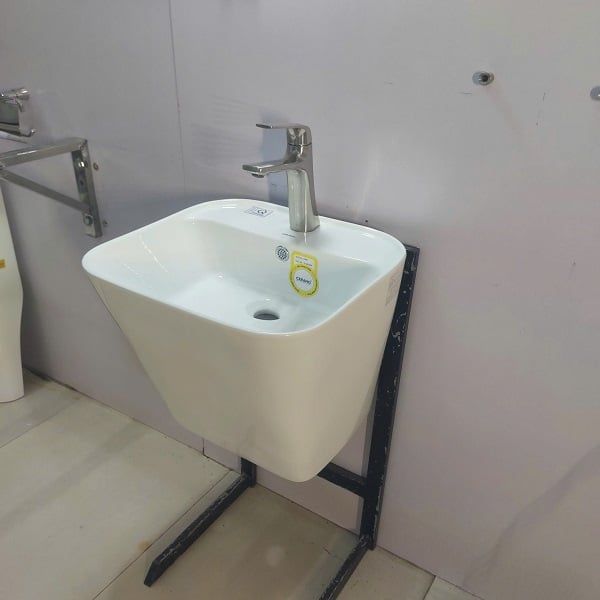  Chậu Treo Tường Đúc Liền Chân Cao Cấp Cerano Mã  8300 