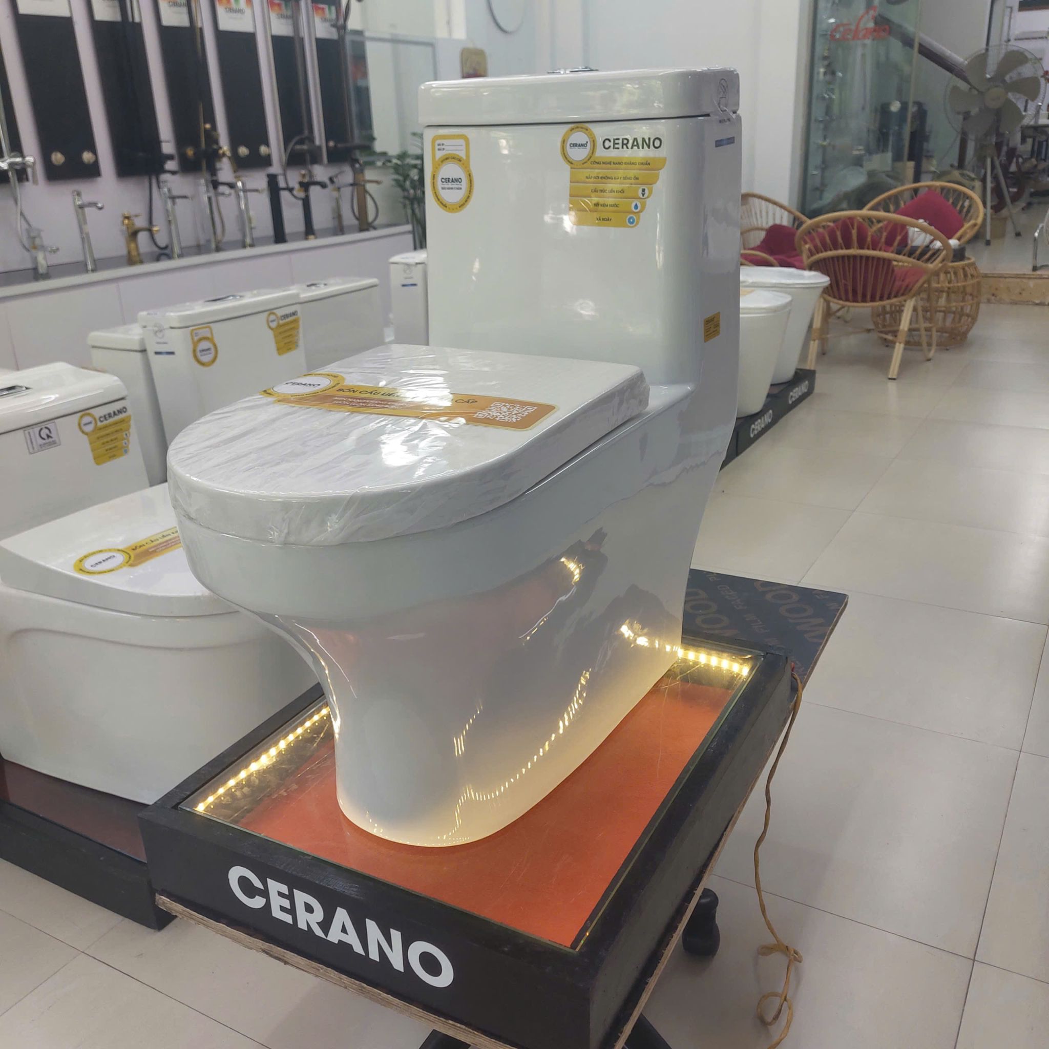  Bồn Cầu Liền Khối  Cerano Mã 8099 