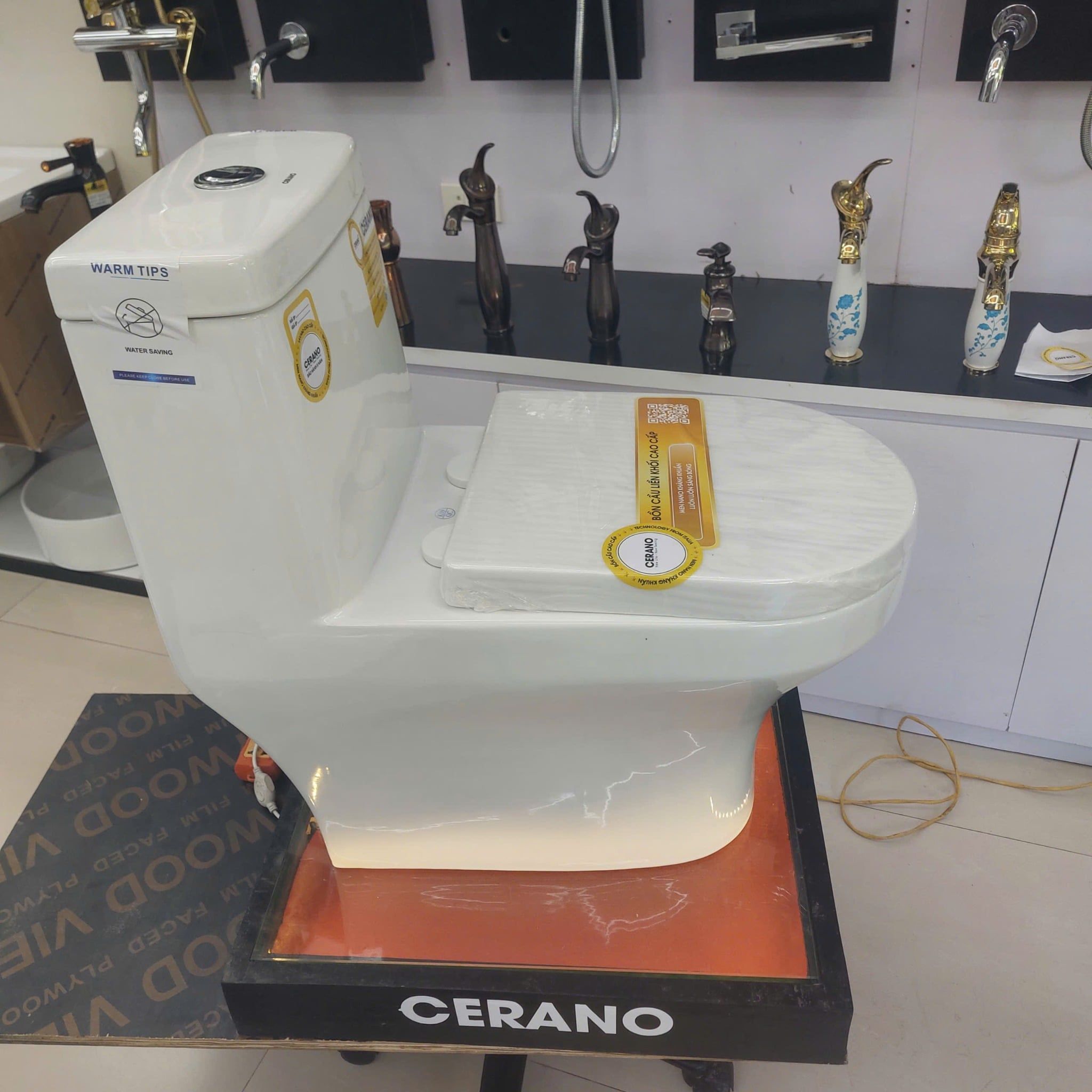  Bồn Cầu Liền Khối  Cerano Mã 8099 