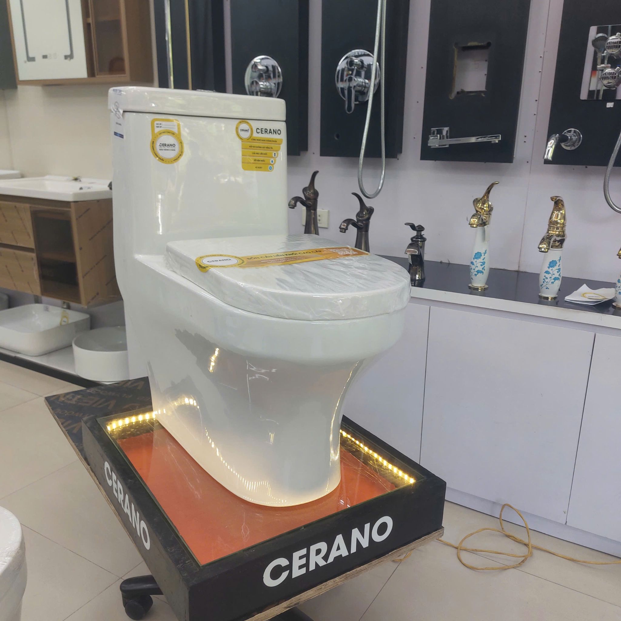  Bồn Cầu Liền Khối  Cerano Mã 8099 