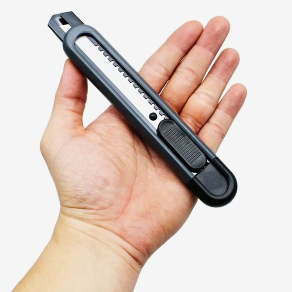 Dao rọc giấy Thiên Long KN-011 (lưỡi dao 18mm), khoá an toàn