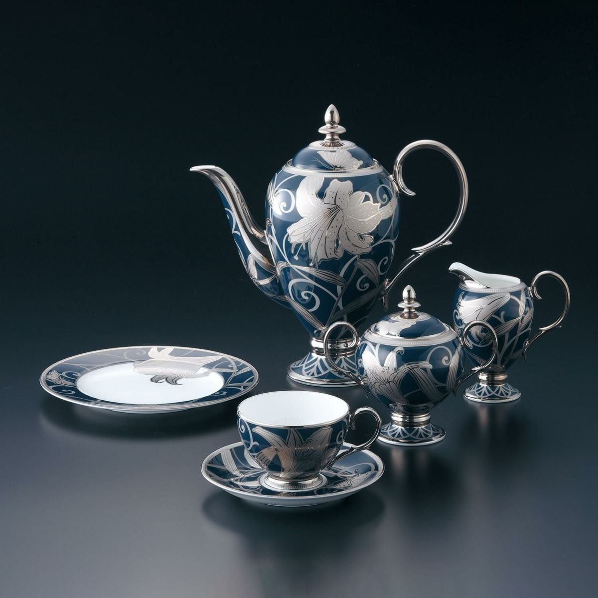 Bộ ấm chén uống trà (Đặc biệt: vẽ tay) 21 món xanh cobalt hoạ tiết hoa Ly bạc sứ Nhật cao cấp | Noritake Hanaginsai Yuri 4697J - T23