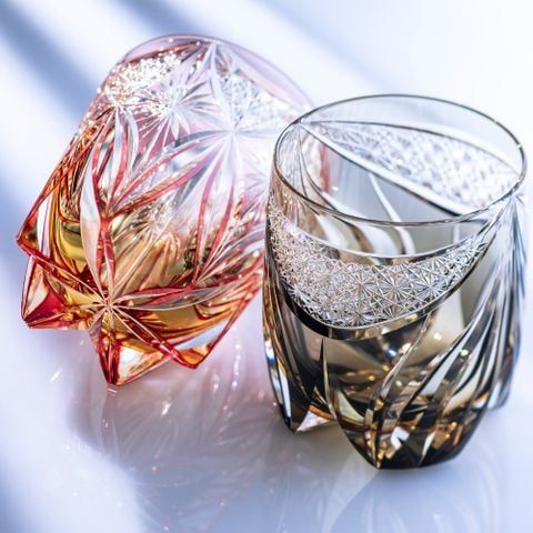 Ly pha lê rock glass họa tiết Edo Kiriko (Toranomai) 330ml màu trà được chế tác bởi nghệ nhân Tatsuya Nemoto | Kagami T754 - 3004-WUK