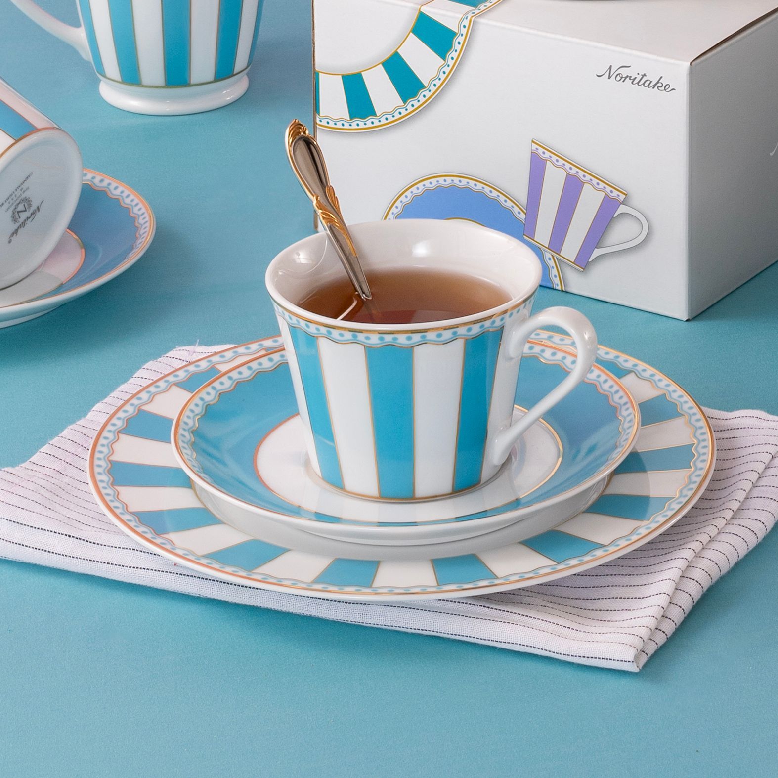 Bộ ấm chén uống trà (ấm 630ml, chén 250ml) 13 món sứ trắng (xanh dương pastel) | Noritake CRNIVL Light Blue M-253L - T014M