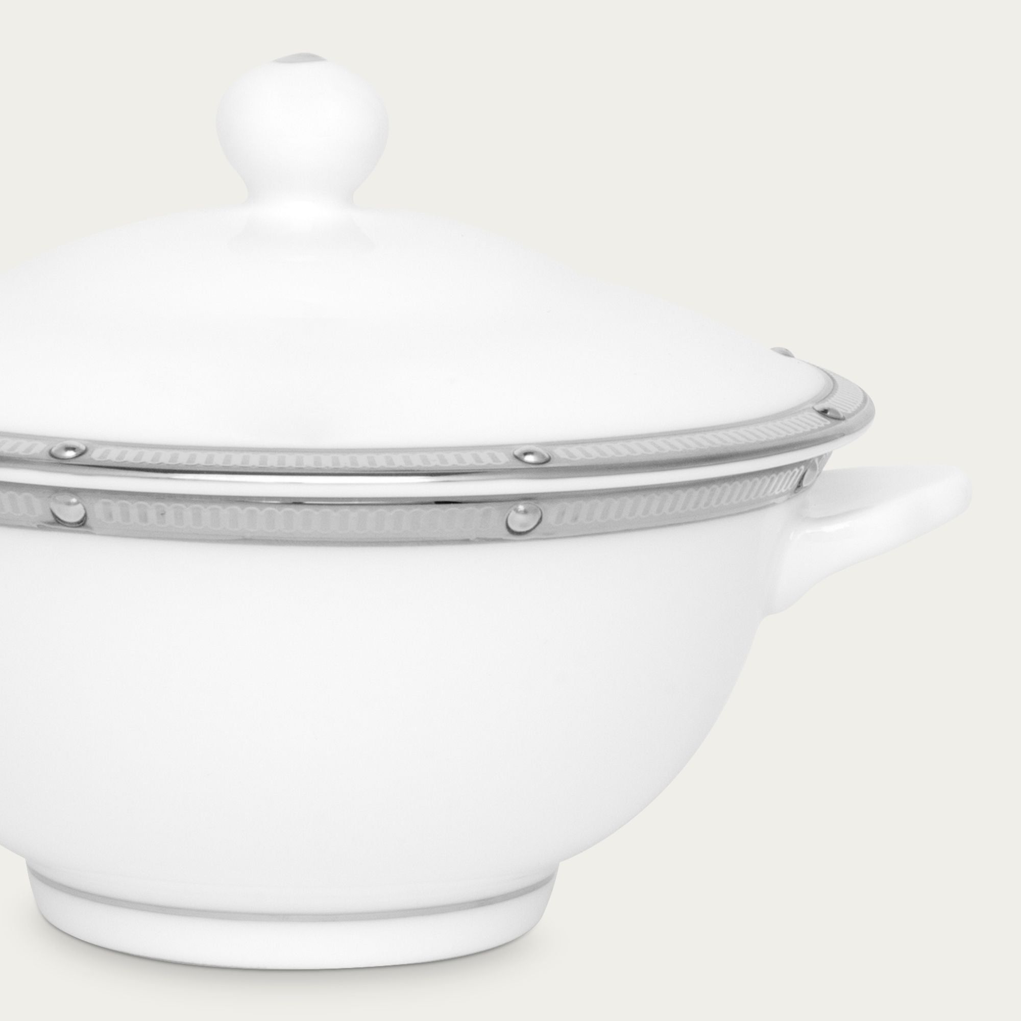 Bát (chén) dung tích 290ml ăn súp, yến có quai cầm kèm nắp đậy sứ xương | Noritake Rochelle Platinum 4795L - T501697