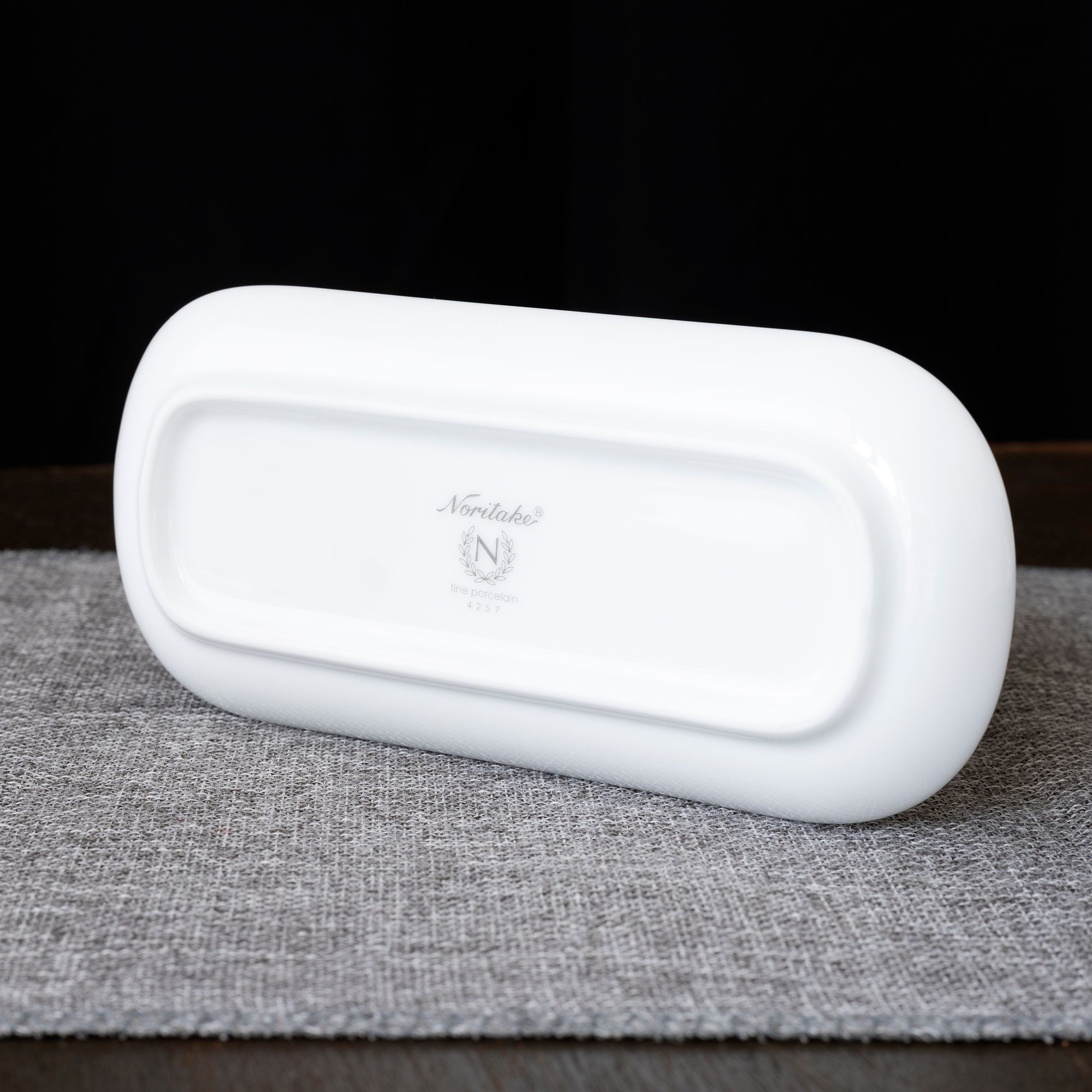 Khay chữ nhật bo góc dài 17,7cm đựng khăn ướt sứ trắng | Noritake Art Stage 4257L - 91877