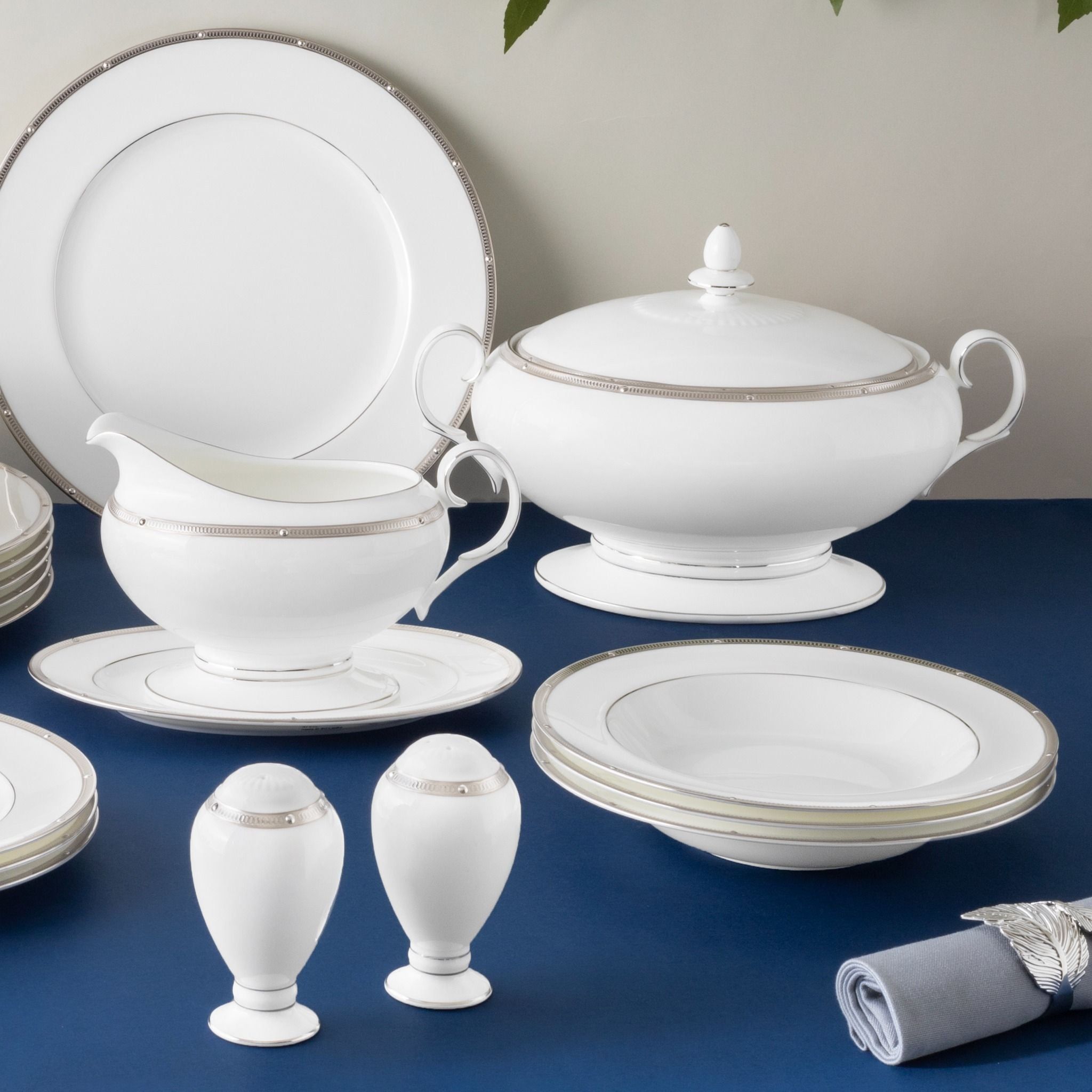 Bộ đĩa ăn kiểu Âu 22 món (cho 6 người) sứ xương | Noritake Rochelle Platinum 4795L - D024AN