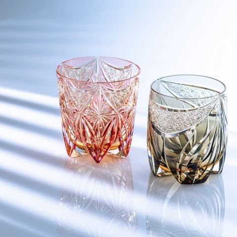 Ly pha lê rock glass họa tiết Edo Kiriko (Toranomai) 330ml màu trà được chế tác bởi nghệ nhân Tatsuya Nemoto | Kagami T754 - 3004-WUK