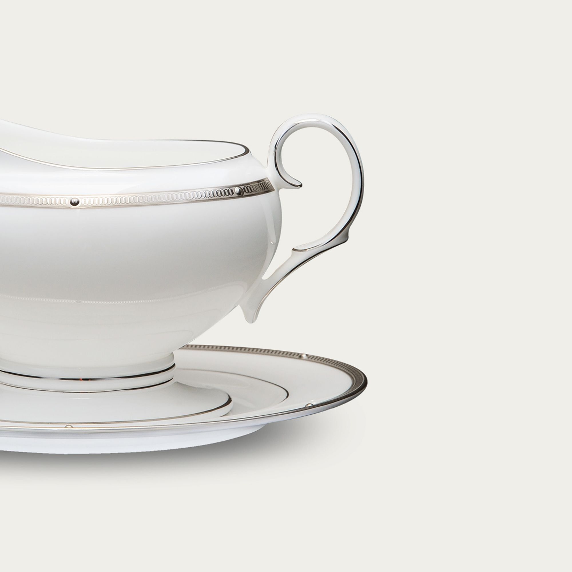 Bình (hũ) đựng nước xốt dung tích 670ml kèm đĩa lót sứ xương | Noritake Rochelle Platinum 4795L - 50741A