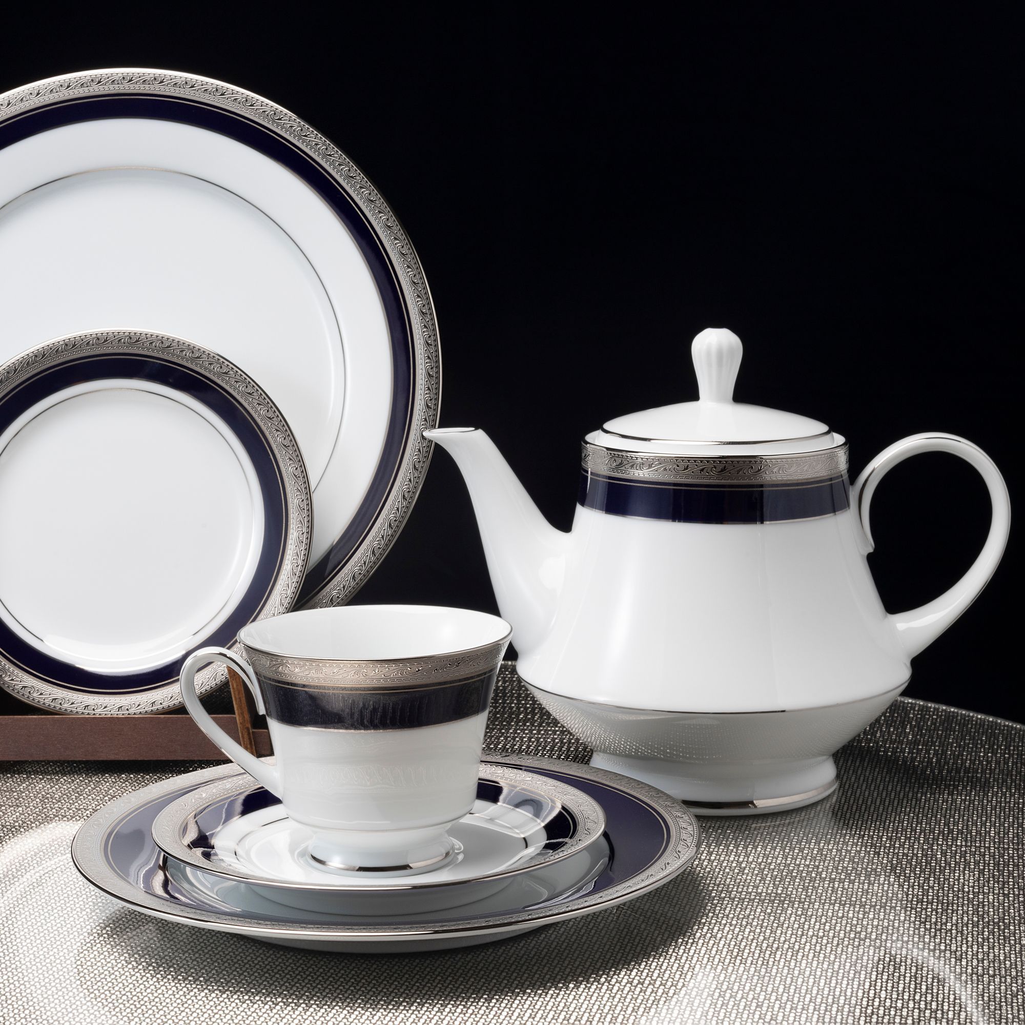 Bộ ấm chén uống trà (ấm 1.200ml, chén 230ml) 18 món sứ trắng | Noritake Crestwood Cobalt Platinum 4170L - T020A