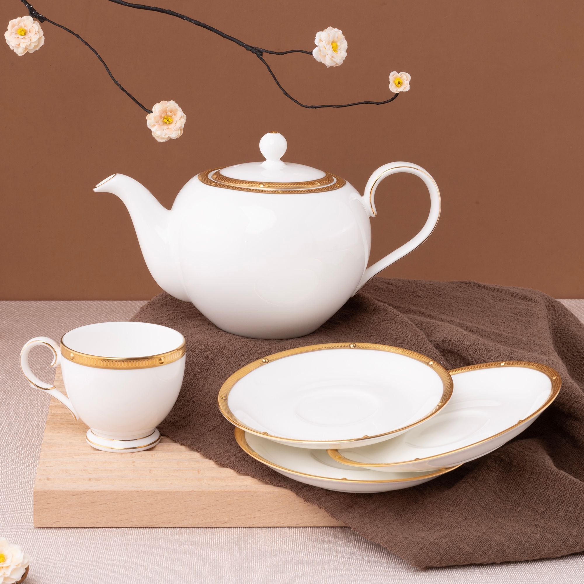 Bộ ấm chén uống trà nhỏ (ấm 650ml, chén 105ml) 13 món sứ xương | Noritake Rochelle Gold 4796L - T014S