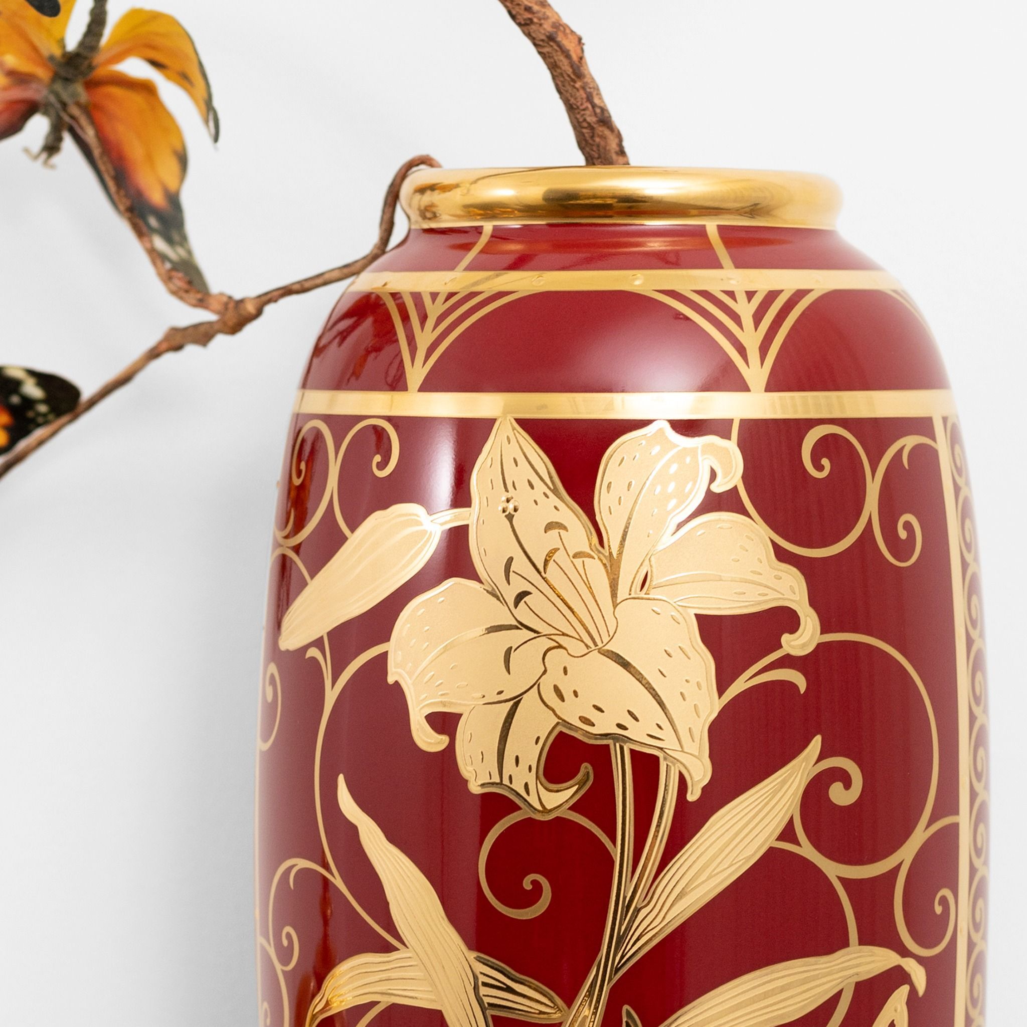 Bình hoa (Đặc biệt: vẽ tay) đỏ họa tiết hoa Ly bằng vàng, cao 46cm sứ xương Nhật Bản | Noritake Hanakinsai Yuri 4697-1J - 52932